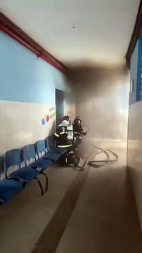 Fumaça toma conta de sala de aula após incêndio em colégio na Pajuçara