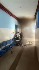 Fumaça toma conta de sala de aula após incêndio em colégio na Pajuçara
