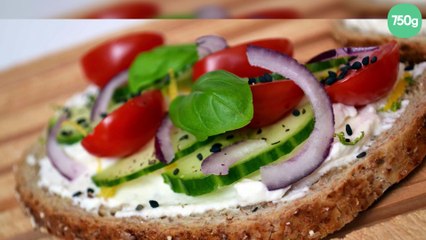 Bruschettas à la ricotta, concombre, tomate et oignon rouge