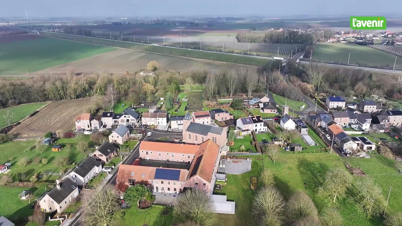 L'église au milieu du village : Rosoux-Crenwick