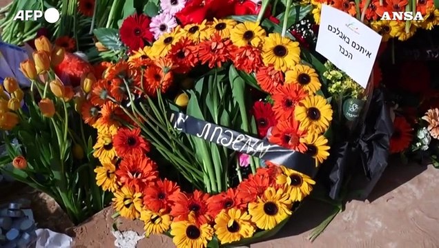 Israele, la tomba di Shiri Bibas e dei suoi due figli Ariel e Kfir