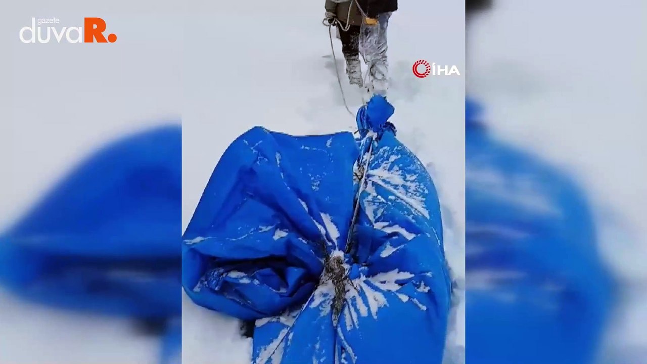 Kar nedeniyle cenazeyi brandaya sarıp iple çekerek köye taşıdılar