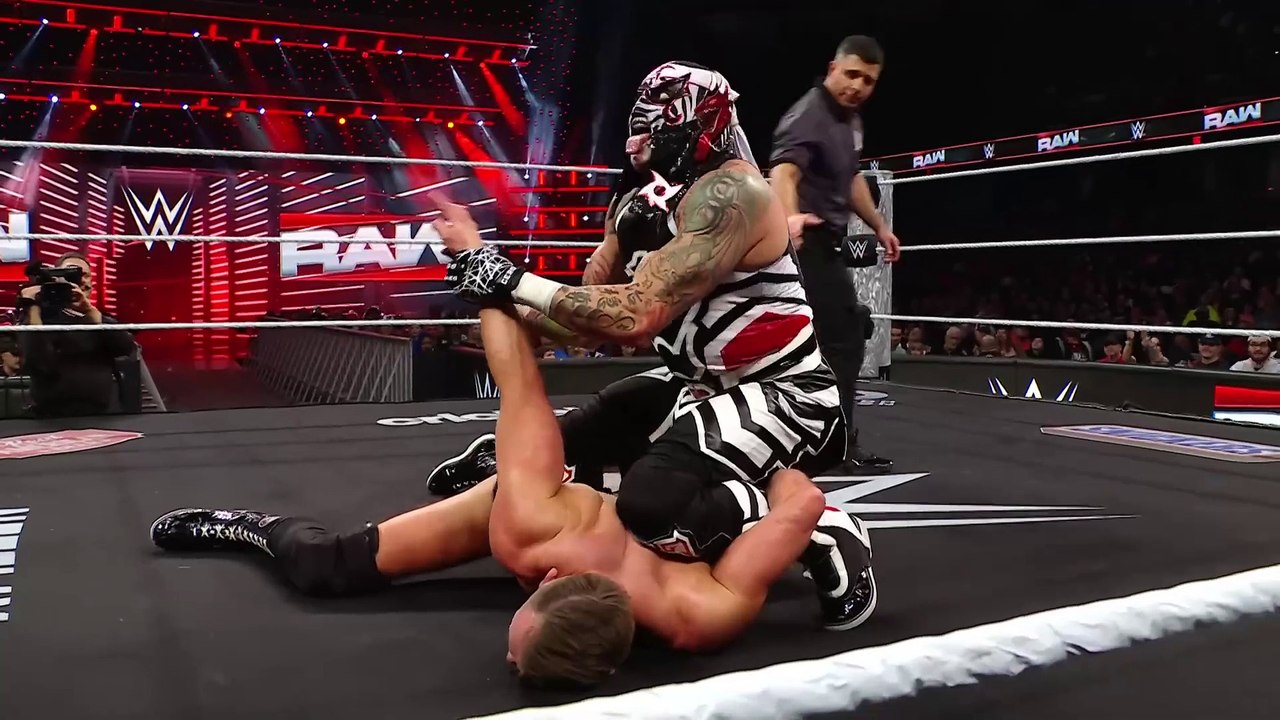 Ludwig Kaiser attacks Penta thanks to Pete Dunne’s distraction_ Raw highlights, Feb. 3, 2025