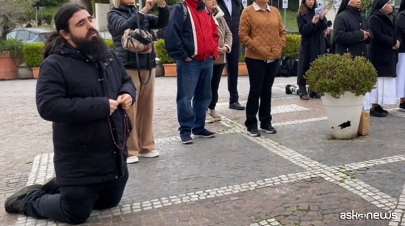 I fedeli continuano a pregare per il Papa davanti al Gemelli