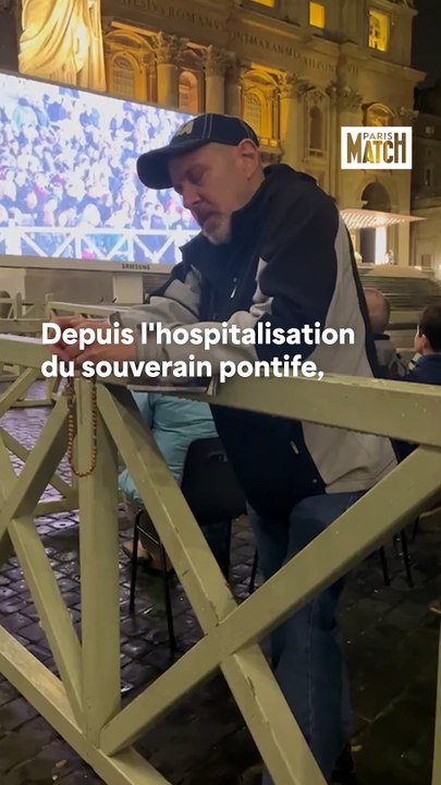 Sur la place Saint-Pierre, une veillée de prière pour le souverain pontife