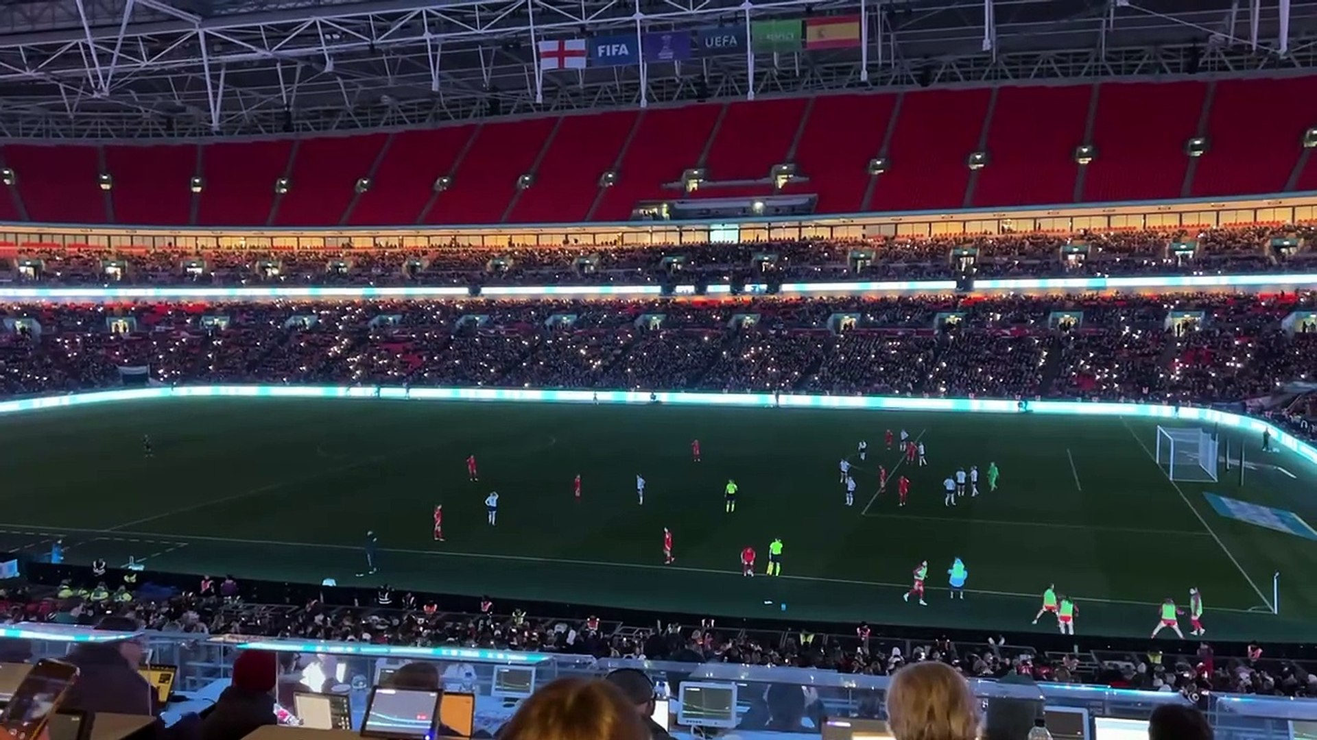 Apagn en Wembley, brillan los mviles en la grada... y se celebra como un gol cuando vuelve la luz