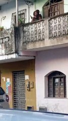 Mulher é feita de refém por homem armado em Massaranduba; assista