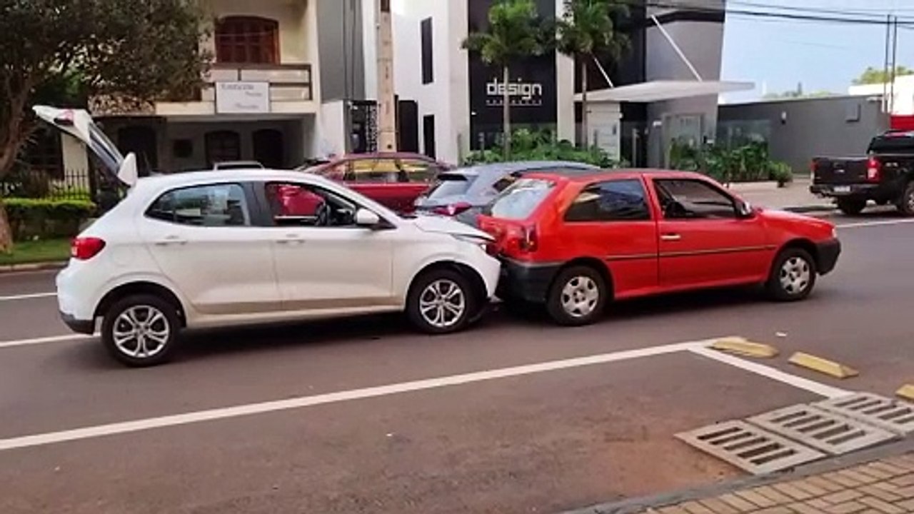 Fiat Argo bate na traseira de veículo Gol na Rua Minas Gerais