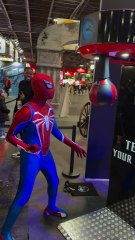 Spiderman au punching ball !