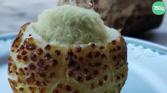 Boule de céleri rôtie en croûte de sel à la vanille