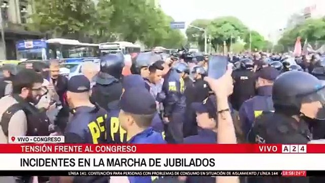 A24.com - 🚨TENSIÓN EN CONGRESO： INCIDENTES EN LA MARCHA DE JUBILADOS 👉 Seguí en #ElNoticier