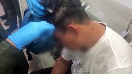 Deu ruim: Homem esconde cocaína na peruca e acaba preso no aeroporto; veja o vídeo