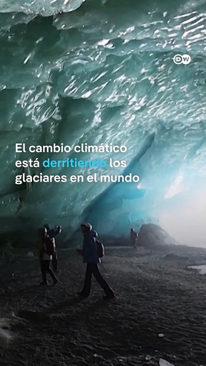 El deshielo de un glaciar en Suiza forma una cueva de hielo