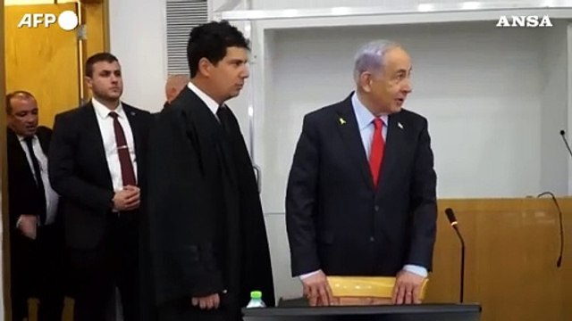 Israele, Netanyahu in tribunale al processo per corruzione
