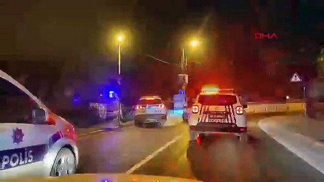 İstanbul-Beşiktaş'ta 3 katlı 2 ahşap bina alev alev yandı