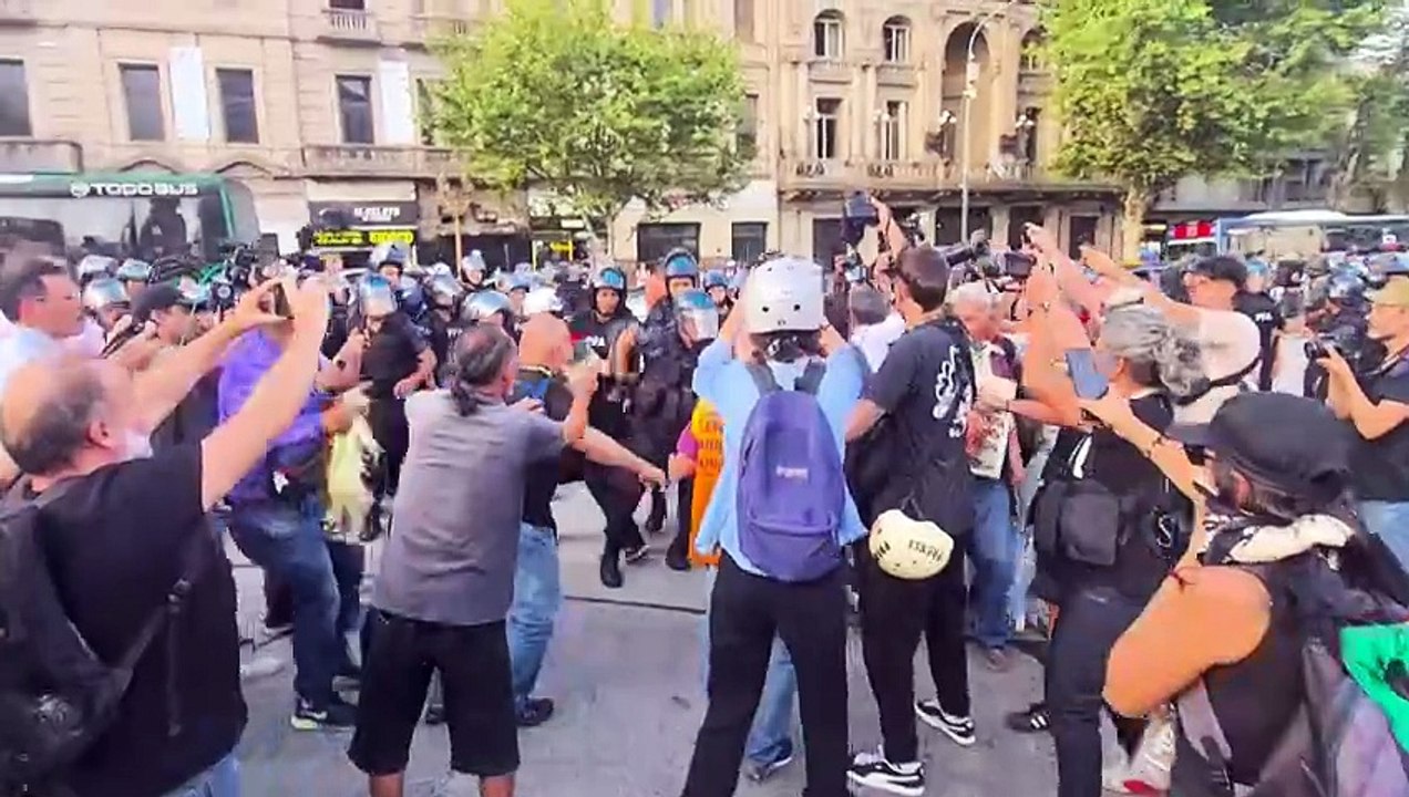 Detenidos y heridos leves en protesta de jubilados frente al Congreso argentino