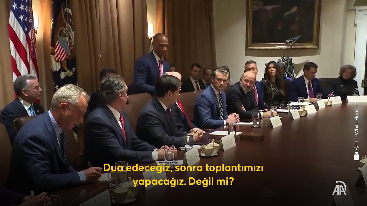 Trump, Beyaz Saray'da kabine üyeleriyle dua ederek başladığı ilk kabine toplantısında konuştu