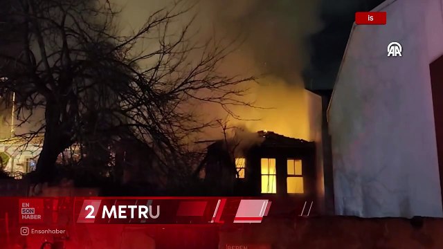 İstanbul'da 2 metruk ahşap binada çıkan yangın söndürüldü.