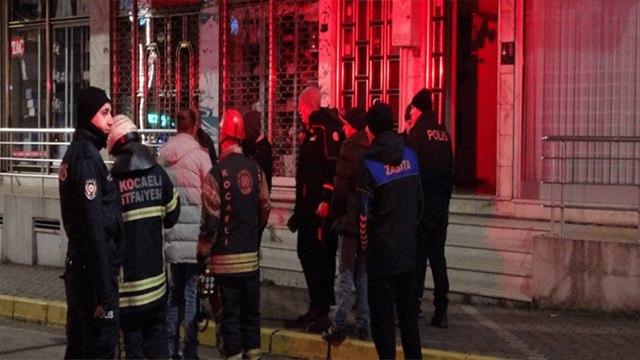 Evden düşen fayanslar panik yarattı: Bina tahliye edildi