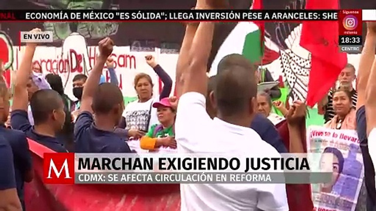 Familiares y amigos de los 43 normalistas de Ayotzinapa realizan marcha en la CdMx