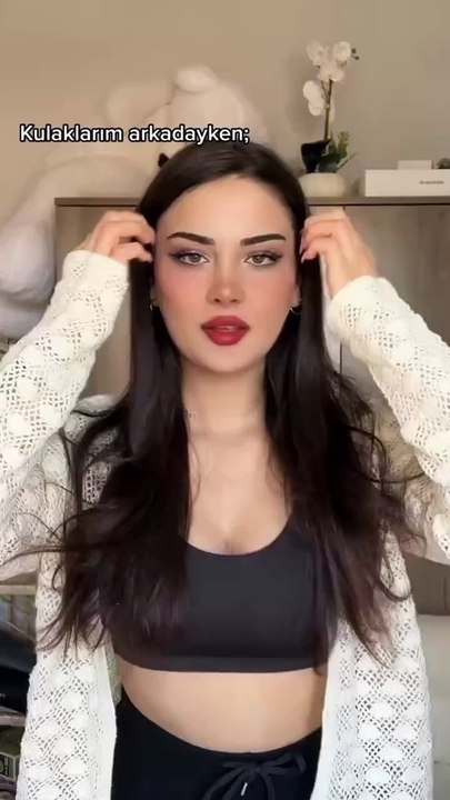Kulaklarımın arkasındayken*; sizce hangisi daha hoş duruyor ? 🙂