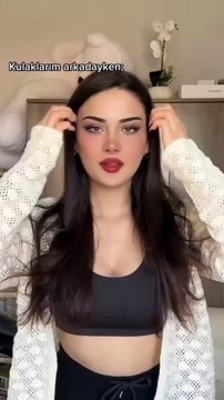 Kulaklarımın arkasındayken*; sizce hangisi daha hoş duruyor ? 🙂