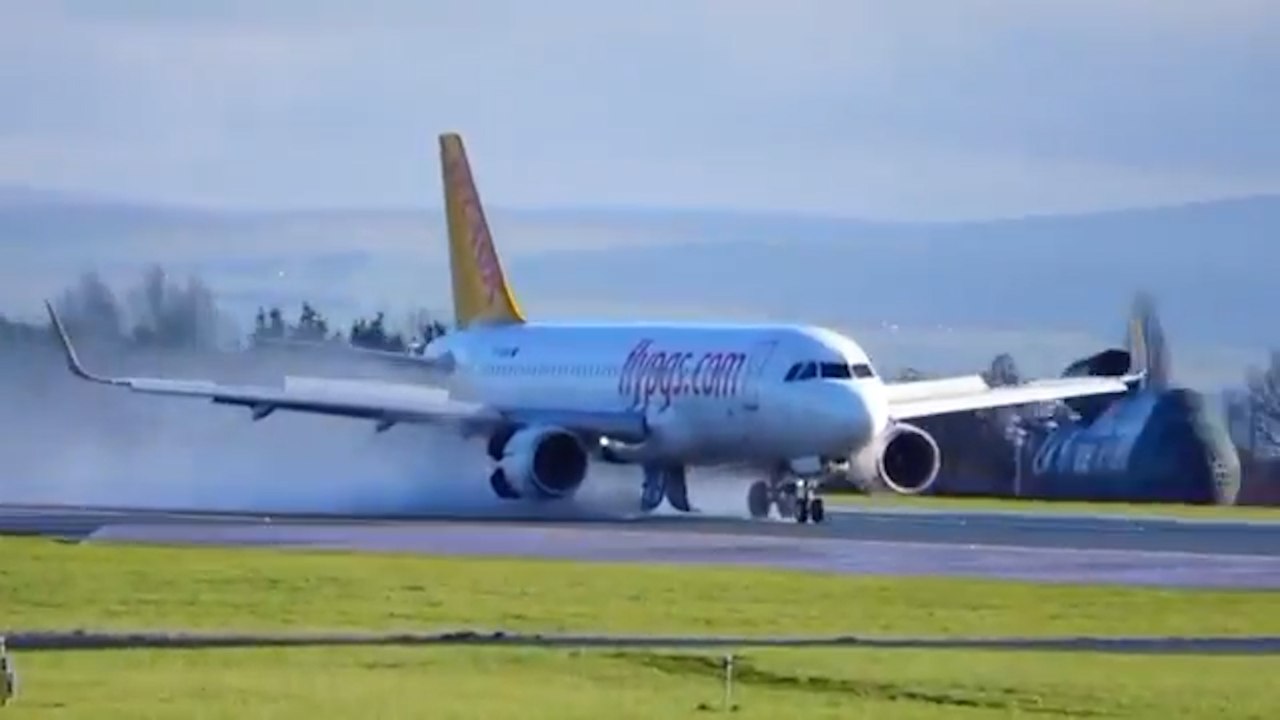 Pegasus acil iniş yaptı: Uçaktan dumanlar yükseldi