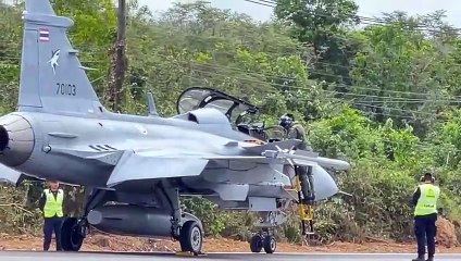 “กริพเพน ทดสอบขึ้น-ลง ด้วยถนนจบสวยงาม ปชช.ตื่นเต้นแห่ชมคับคั่ง