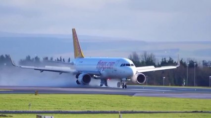 Pegasus, İngiltere'de acil iniş yaptı: Uçaktan dumanlar yükseldi
