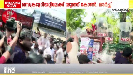 തടയാൻ സ്ഥാപിച്ച ബാരിക്കേഡ് മറിച്ചിട്ട് റോഡിന് നടുവിലേക്കിട്ടു; പൊലീസുകാരുടെ ഷീൽഡ് പൊട്ടിച്ചു