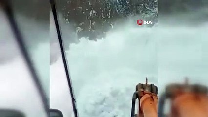 2,5 metreyi bulan karda yol temizleme çalışması