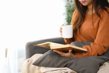 Cette femme de télé, actuellement sur France 2, publie un premier huis-clos glaçant inspiré de sa propre histoire