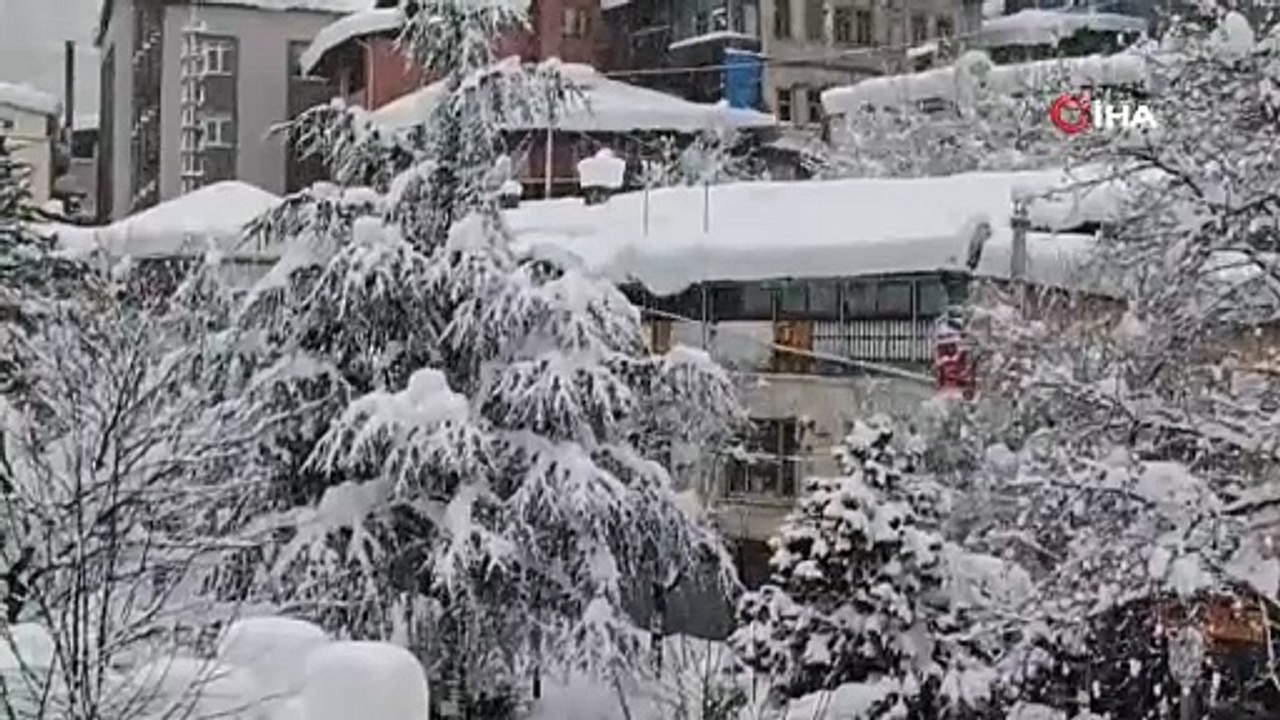 Aralıksız yağan kar bir şehrimizi Kutuplara çevirdi: Şehir merkezinde 1 metrelik kar var