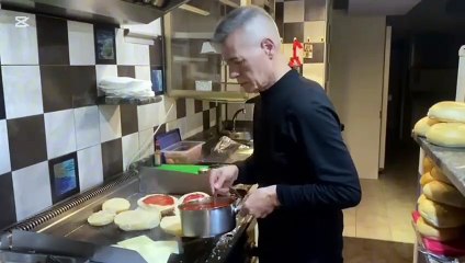 Alla piastra dal 1981, ecco Renato l?indiscusso ?Re dei panini? di Sassari