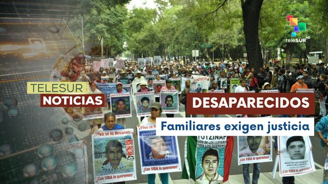 Familiares de normalistas de Ayotzinapa marchan exigiendo respuestas sobre el caso