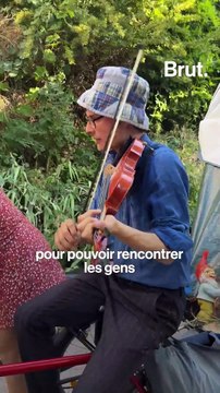 En vélo-caravane, ce duo de musiciens parcourt des petits villages
