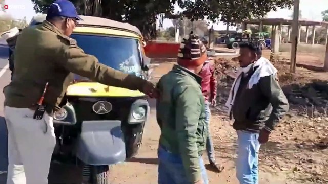 Auto-Rikscha-Fahrer mit Geldstrafe bestraft, nachdem er 15 Personen in sein Fahrzeug gezwängt hatte