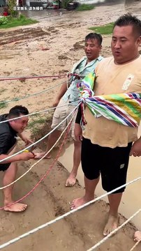 The challenge of blindfolded cutting in the mud pit summoning! #Simple happiness for men #Blindf #funnyvideos #funny #comedy #love