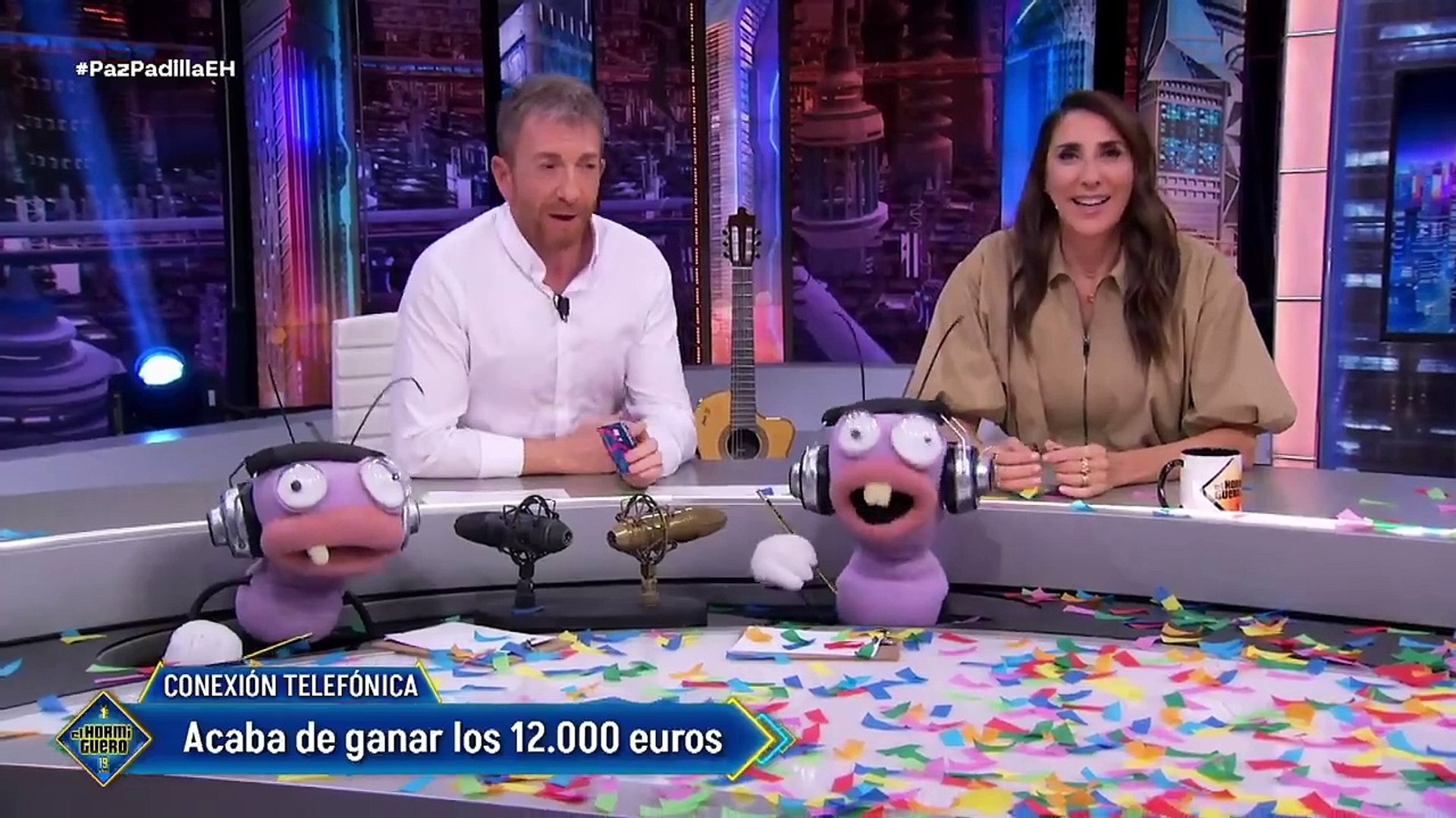 Paz Padilla entrega la Tarjeta Hormiguero Openbank a una mujer de El Ejido