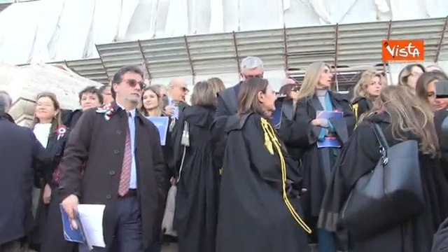 Riforma della giustizia, il flash mob dei magistrati davanti alla Cassazione contro la separazione delle carriere