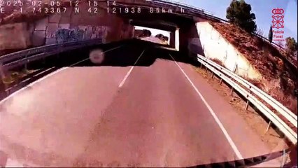 Temerario adelantamiento de un camión en Navarra: pone en riesgo varias vidas