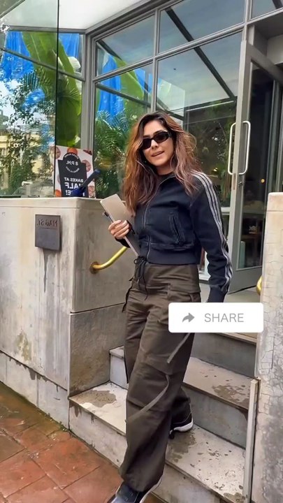 Bollywood Actress Mrunal Thakur was Spotted in Bandra Mumbai 🔥🥰❤️ #mrunalthakur #bollywood #actresses #actressreels