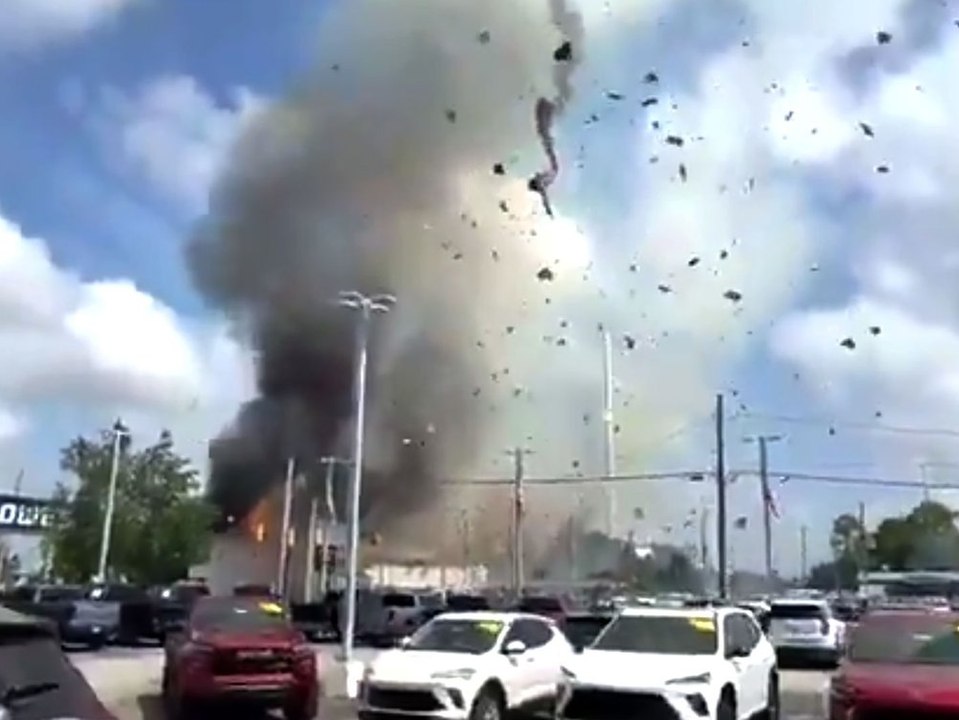 Auto rammt Tierklinik und löst Gasexplosion aus