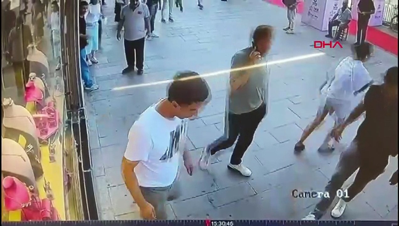 'Agresif değil, uysal' dedikleri 'Muhtar' isimli kedi köpeğe böyle saldırdı