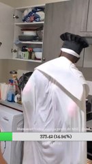 il se coupe le doigt alors qu'il vient d'arriver chez moi pour la cuisine mdrrrrr