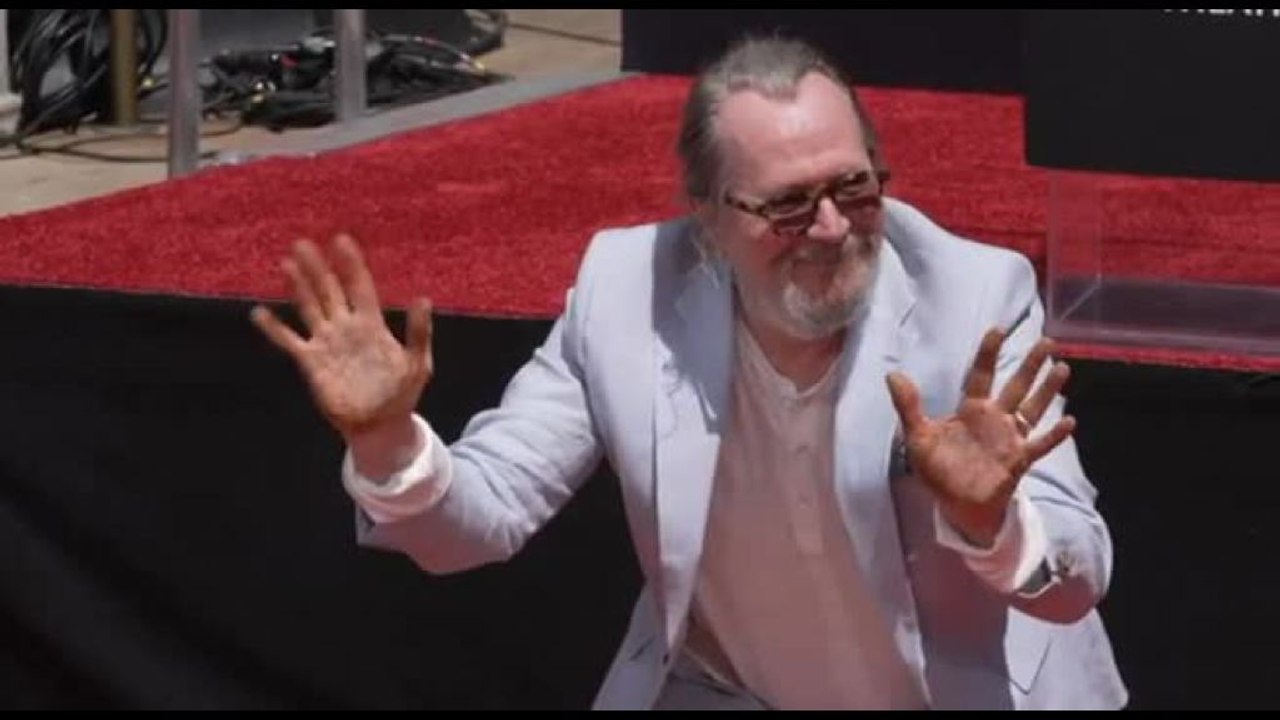 L'attore premio Oscar Gary Oldman lascia le sue impronte a Hollywood