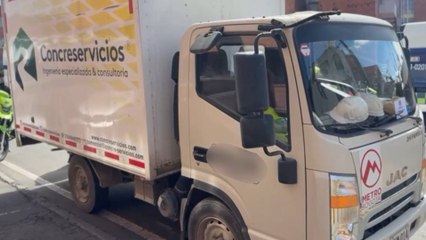 ¿Nos querían dejar sin Metro? Atraparon a dos hombres robando un camión con maquinaria clave en Bogotá