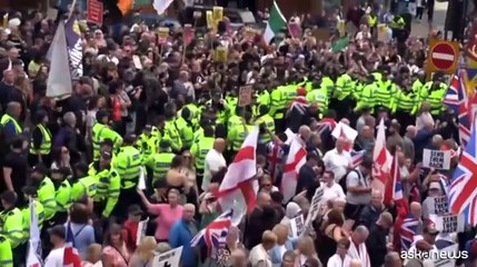 GB, l'estrema destra contro hotel per richiedenti asilo a Liverpool