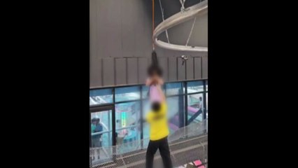 7살 여아 짚라인 타다 공중에 고립..."안전장비 체결 실수" / YTN
