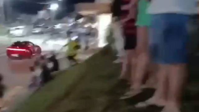 Carro de luxo em alta velocidade atropela três pessoas em SC